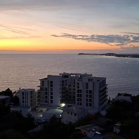 Golden Horizon *